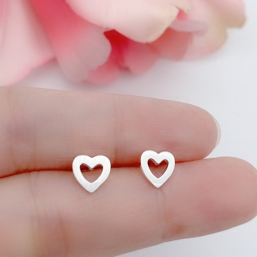 Solid S925 Sterling Silver hollow Heart stud earrings - Matte Heart Silver-SS000